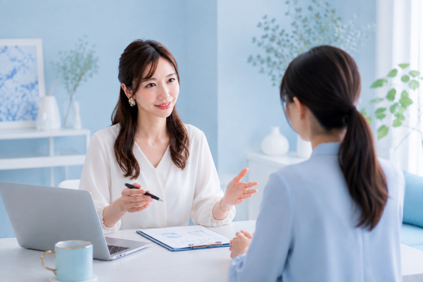 明るい部屋で1対1のコーチングをする女性2人——目標を行動に変える伴走